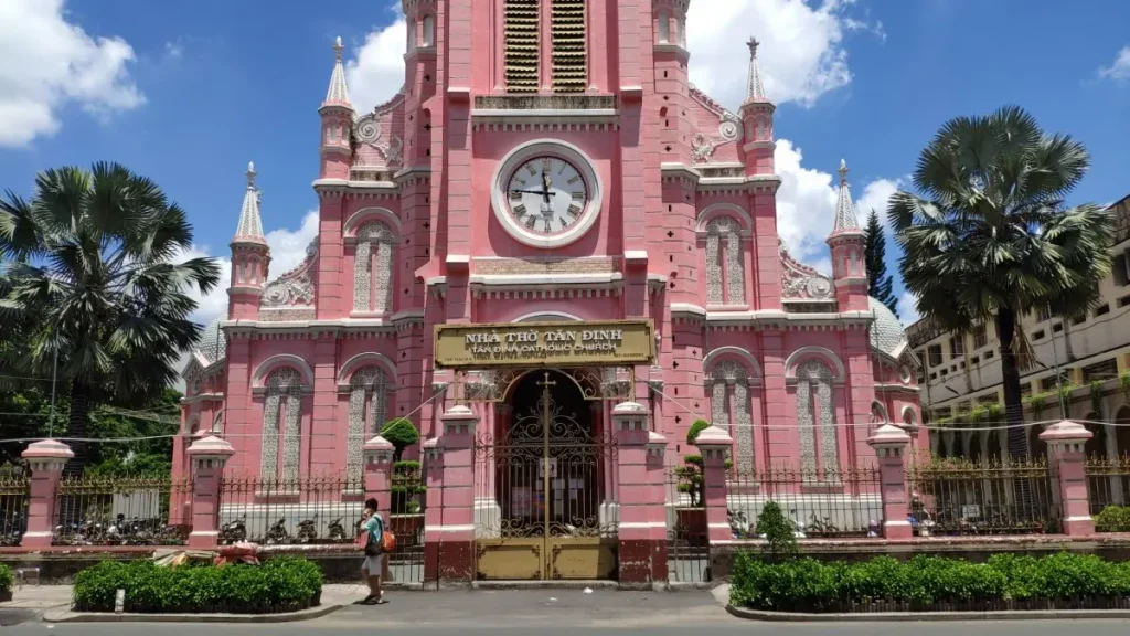 10 lugares rosas más bonitos del mundo 8 iglesia tan dinh 1200x675 1