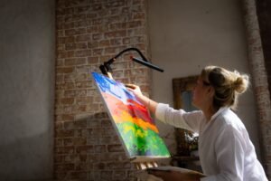 10 Ideas de Regalo para los Amantes del Arte 4 31875 Easel Lamp Go CSR 9834 scaled 1