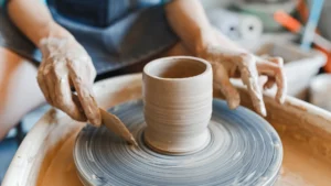 10 Ideas de Regalo para los Amantes del Arte 6 taller ceramica 98