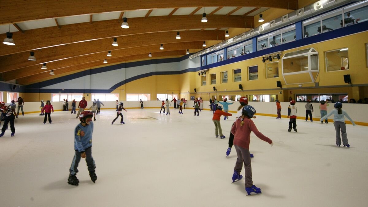 Pista de Hielo Málaga: 1 Oasis Invernal en la Costa del Sol 2 Wine Gogh