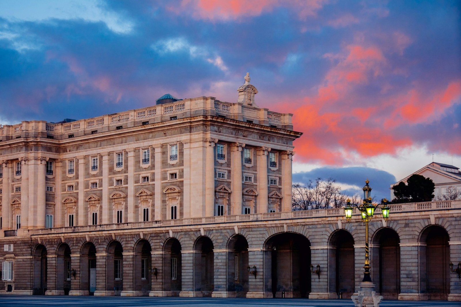 Planes Nocturnos en Madrid; Explora la Noche Madrileña con Wine Gogh Top 7 Experiencias Nocturnas para Disfrutar en Madrid 4 Wine Gogh
