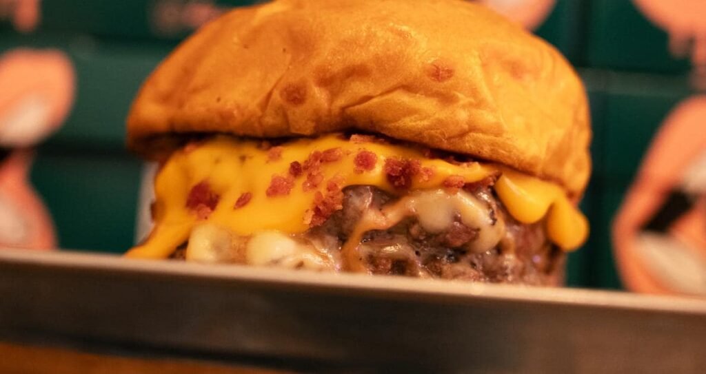 Descubre Bacanal Burger: 4 Razones para Visitar esta Hamburguesería en Sevilla 12 Wine Gogh