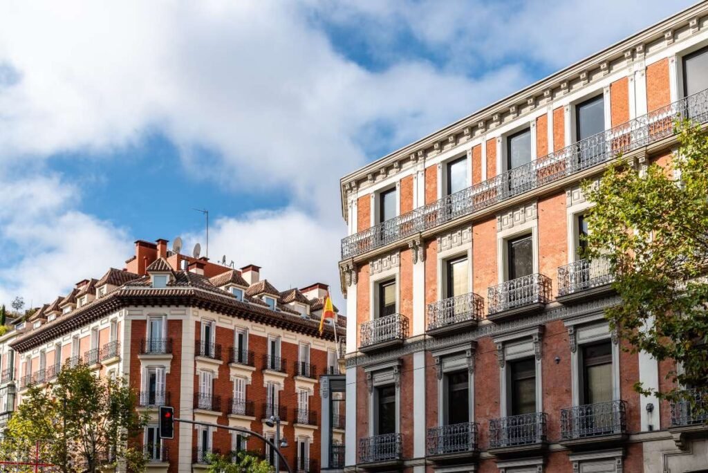 Qué Visitar en Madrid: 1 Guía Completa para Atracciones, Cultura y Gastronomía 1 Wine Gogh
