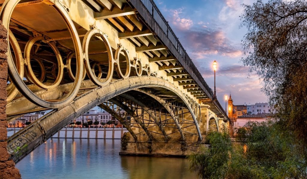 Triana en 2 Fases: Del Puente de Triana a Wine Gogh 15 Wine Gogh