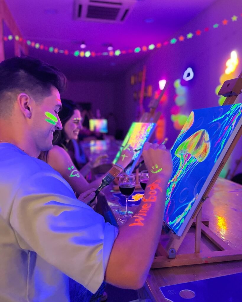 Pintura Fluorescente Sevilla; 5 Claves Poderosas para Disfrutar de la Pintura Fluorescente en Sevilla con Wine Gogh 9 Pintura Fluorescente Sevilla