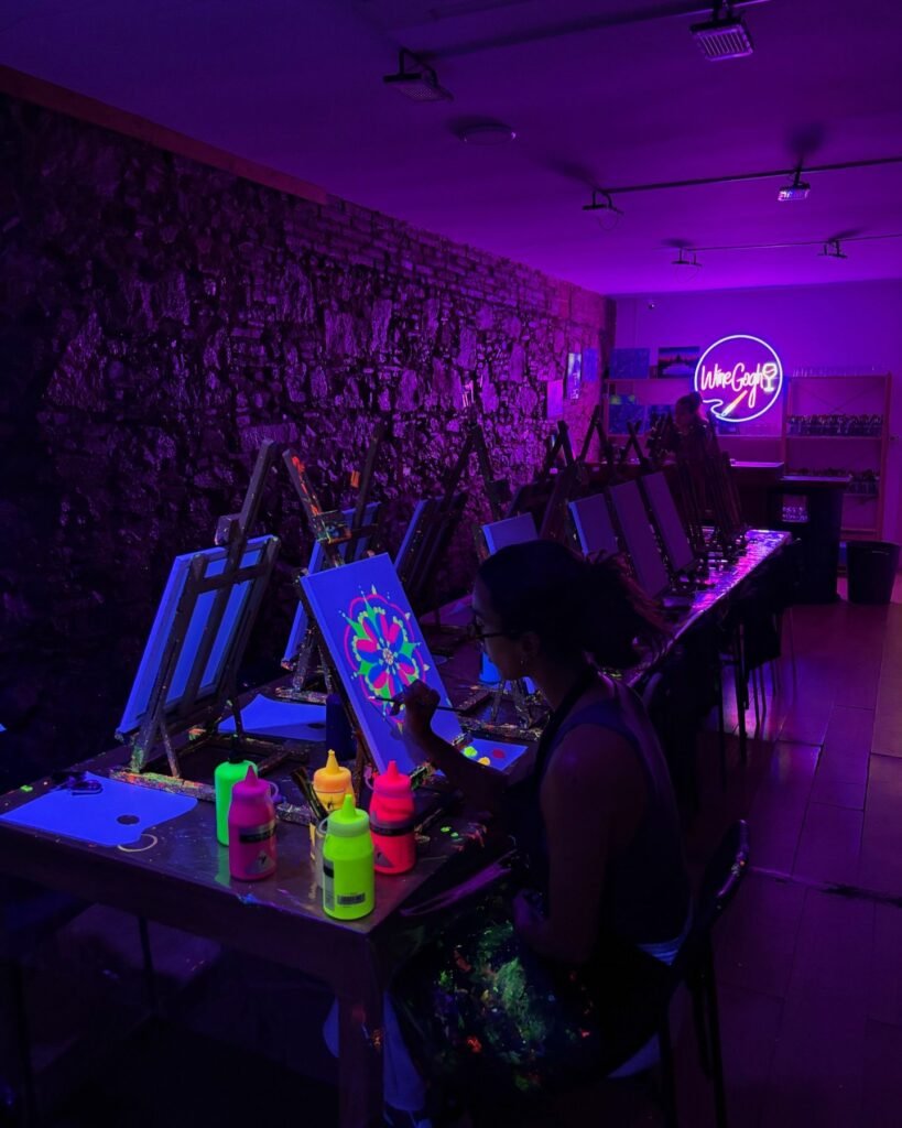 Pintura Fluorescente Valencia; 5 Datos Espectaculares sobre la Experiencia de Pintura Fluorescente en Wine Gogh Valencia 16 Wine Gogh