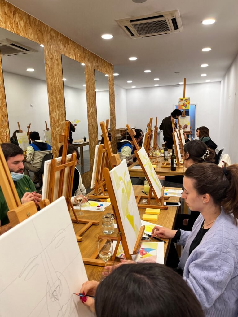 Convierte una copa de vino en tu obra maestra: 1 Experiencia Mágica para Convertir una Copa de Vino en Arte en Barcelona 10 Wine Gogh