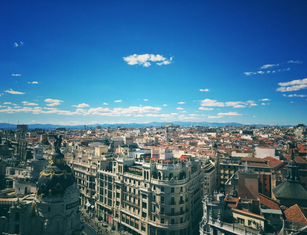 Lugares de interés cerca de mi en Madrid: 1 Recorrido por la Historia y la Modernidad 8 Wine Gogh