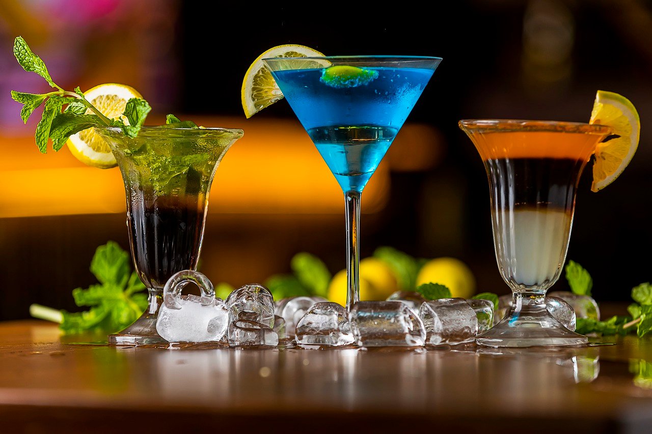 Que hacer de noche en Barcelona; 5 Experiencias Increíbles para Disfrutar la Noche en Barcelona 2 cocktail drinks 6950673 1280