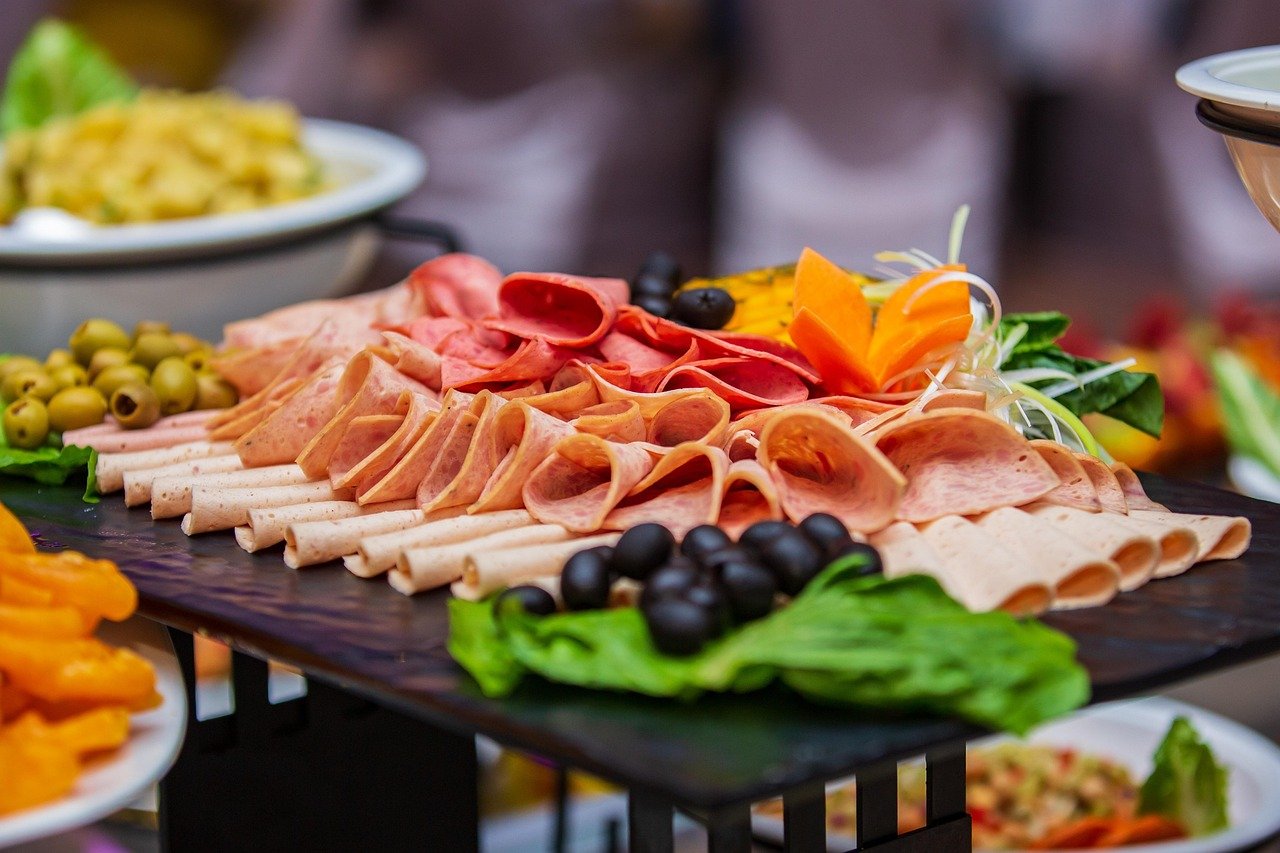 Almuerzo con amigos en Málaga; 5 Lugares Increíbles para un Almuerzo Perfecto con Amigos en Málaga 3 buffet 7012758 1280