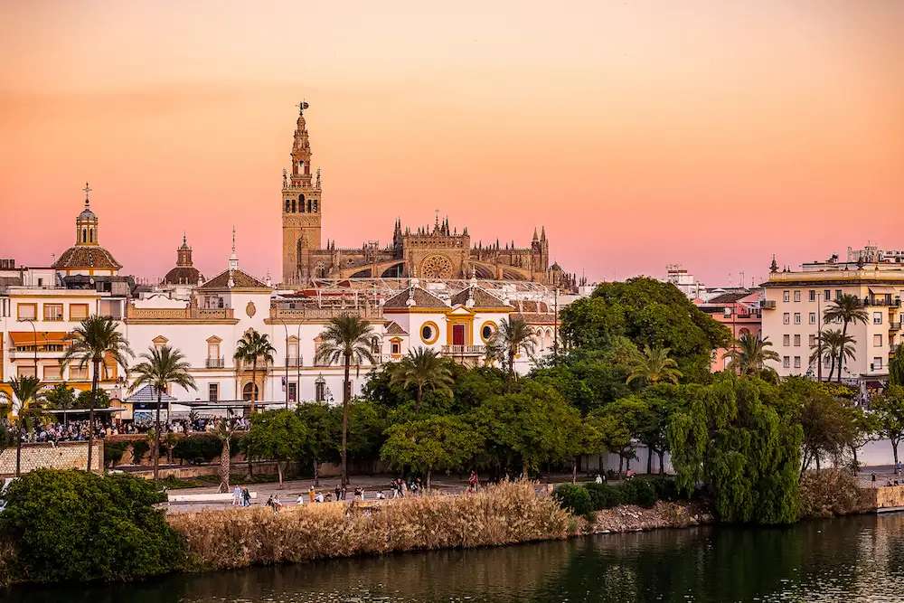 Dónde comer en Sevilla: 1 guía definitiva para disfrutar de la gastronomía sevillana 2 iStock 1855850613 2 Header Mobile