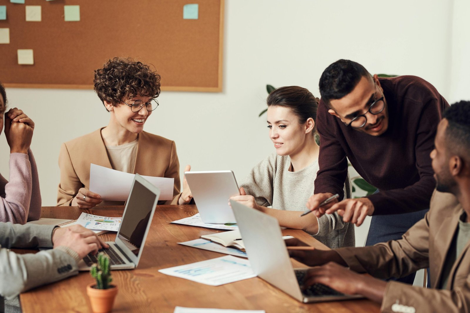 Trabajo en Equipo: 7 Actividades Dinámicas para Potenciar la Colaboración y Productividad 4 pexels fauxels 3184360 scaled