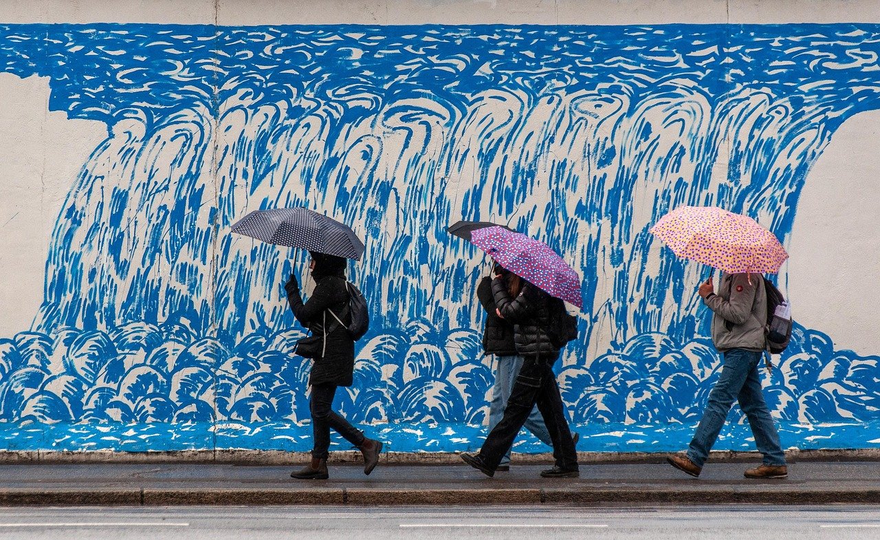 10 Planes Imperdibles en Barcelona para un Día de Lluvia 3 umbrellas 7868179 1280