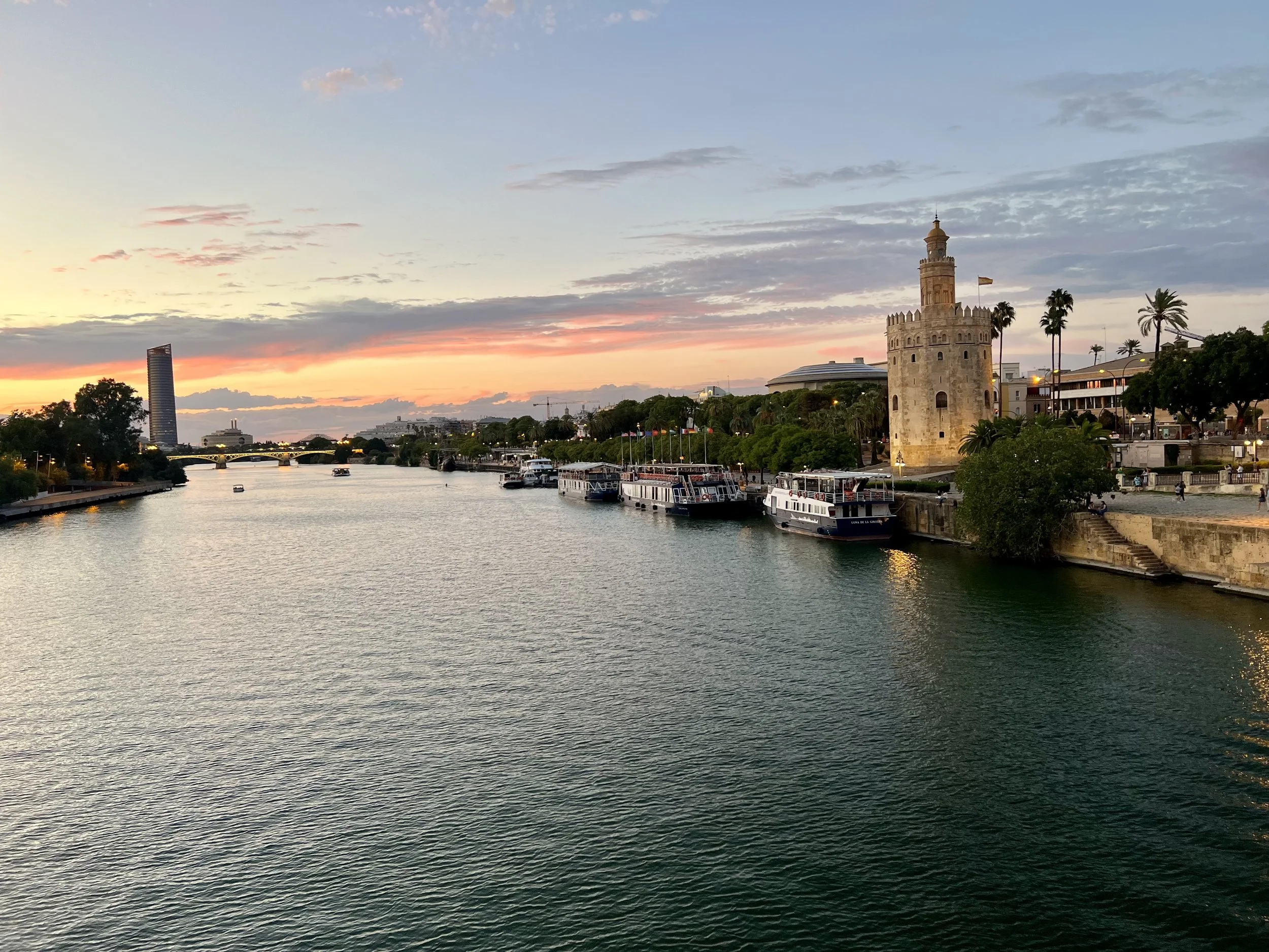 Top 8 Planes en Sevilla para Vivir una Experiencia Única 2 Torre del Oro Sevilla rio Guadalquivir barco