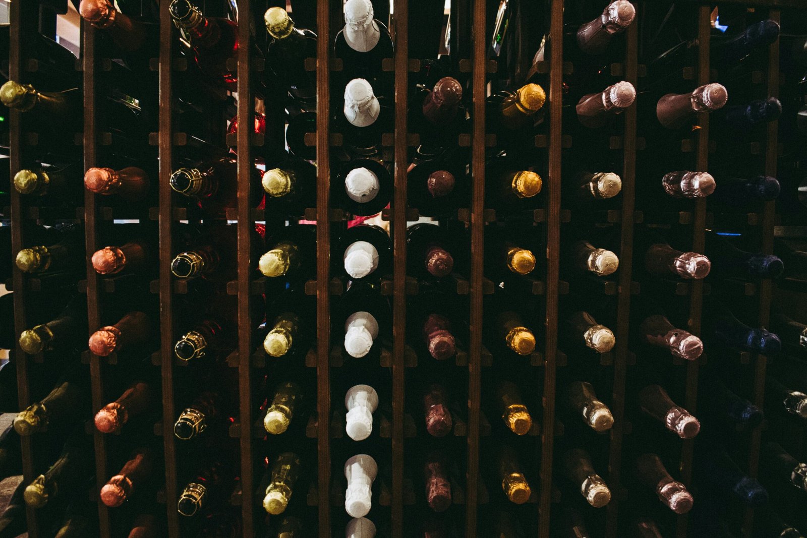 Bodegas con exposiciones de arte en España: cuando el vino se encuentra con 1 creatividad 2 amy chen LffQyvibxUs unsplash 2 scaled