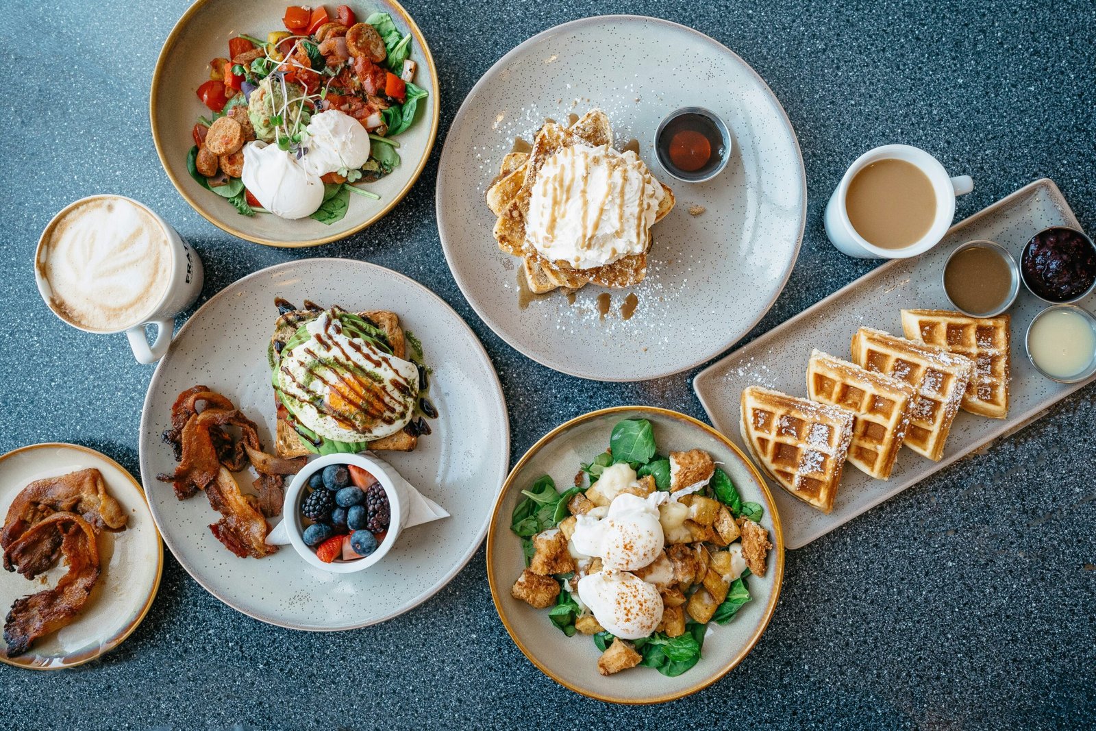 Brunch en Madrid: 1 experiencia gastronómica que transforma tus fines de semana 2 davey gravy krsKfCC1lYw unsplash scaled