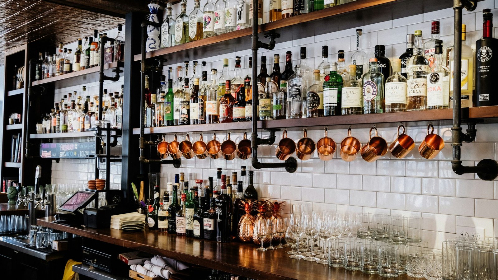 5 Sitios para Tomar Algo en Valencia: Descubre los Mejores Rincones para Disfrutar de una Copa 2 david straight VZY6o3Q0EEI unsplash scaled