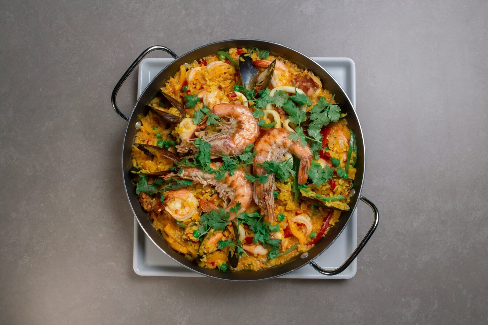 Las 5 mejores paellas de Madrid: descubre dónde disfrutar el auténtico sabor del arroz 2 douglas lopez 4B0cLMtJxWw unsplash scaled