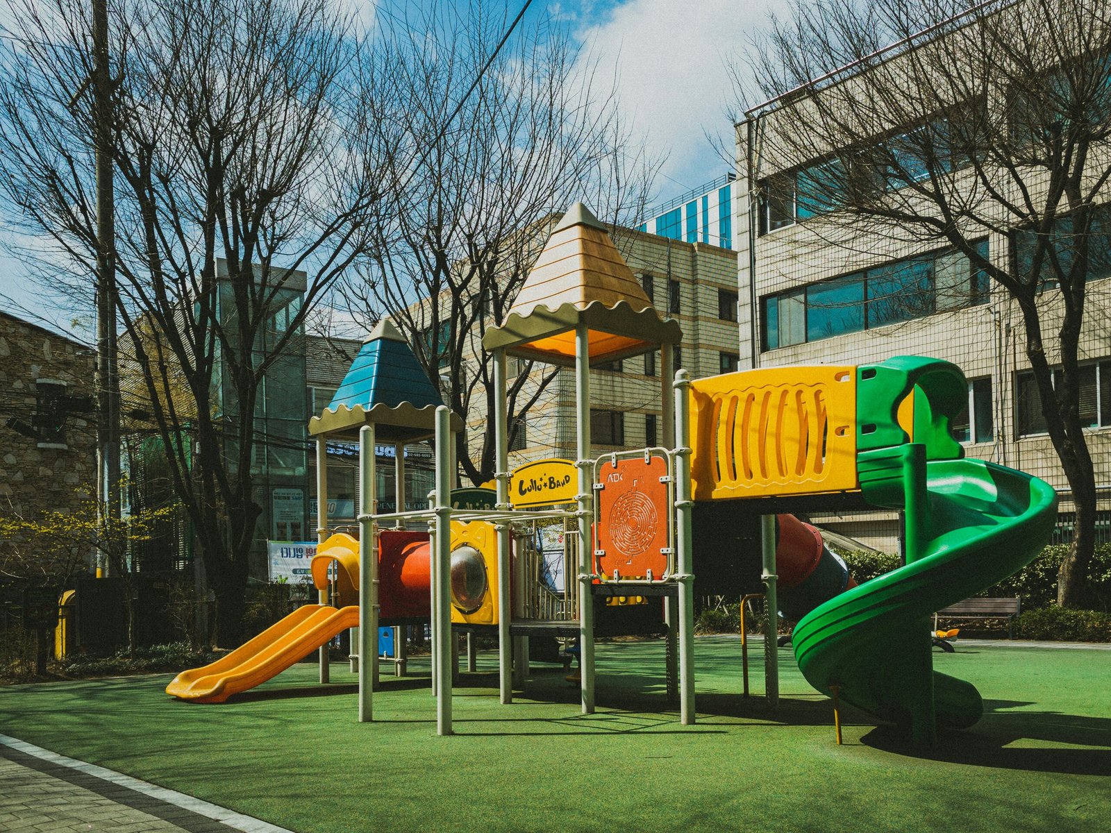 Parque Infantil en Madrid: Todo lo que Necesitas Saber 2 jinhan moon T7 MwRB67vE unsplash scaled