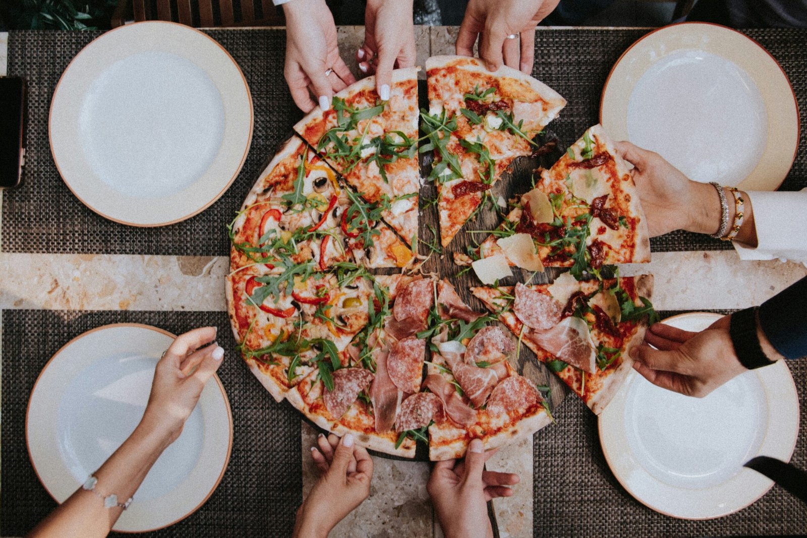 Top 5 de las mejores pizzas de Barcelona: una ruta imprescindible para los amantes de la pizza 3 klara kulikova WcV2YkM3Dls unsplash scaled