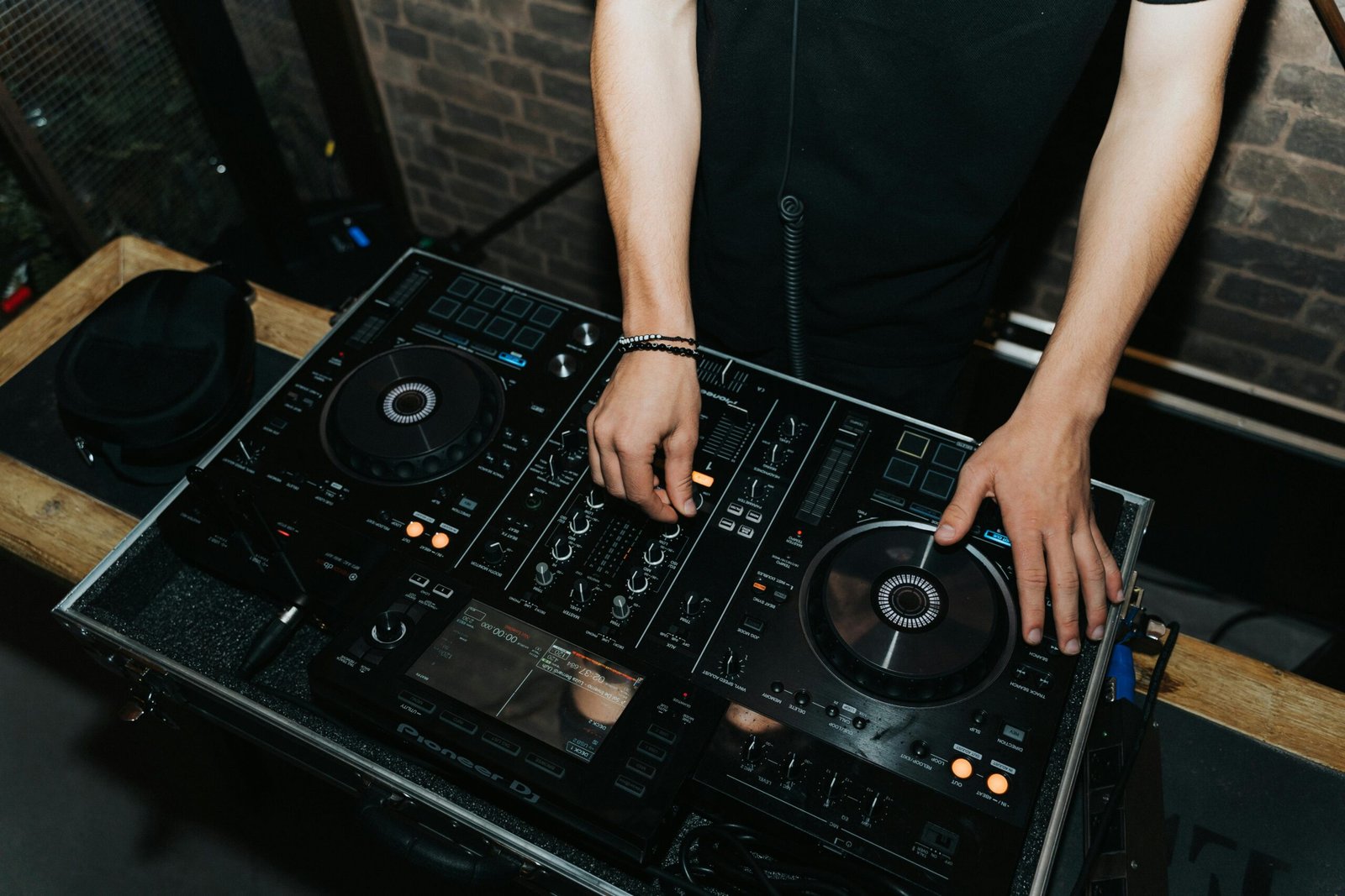 Las 7 Mejores Discotecas en Málaga para una Noche Inolvidable 2 pexels daniel andraski 197681005 14384698 scaled