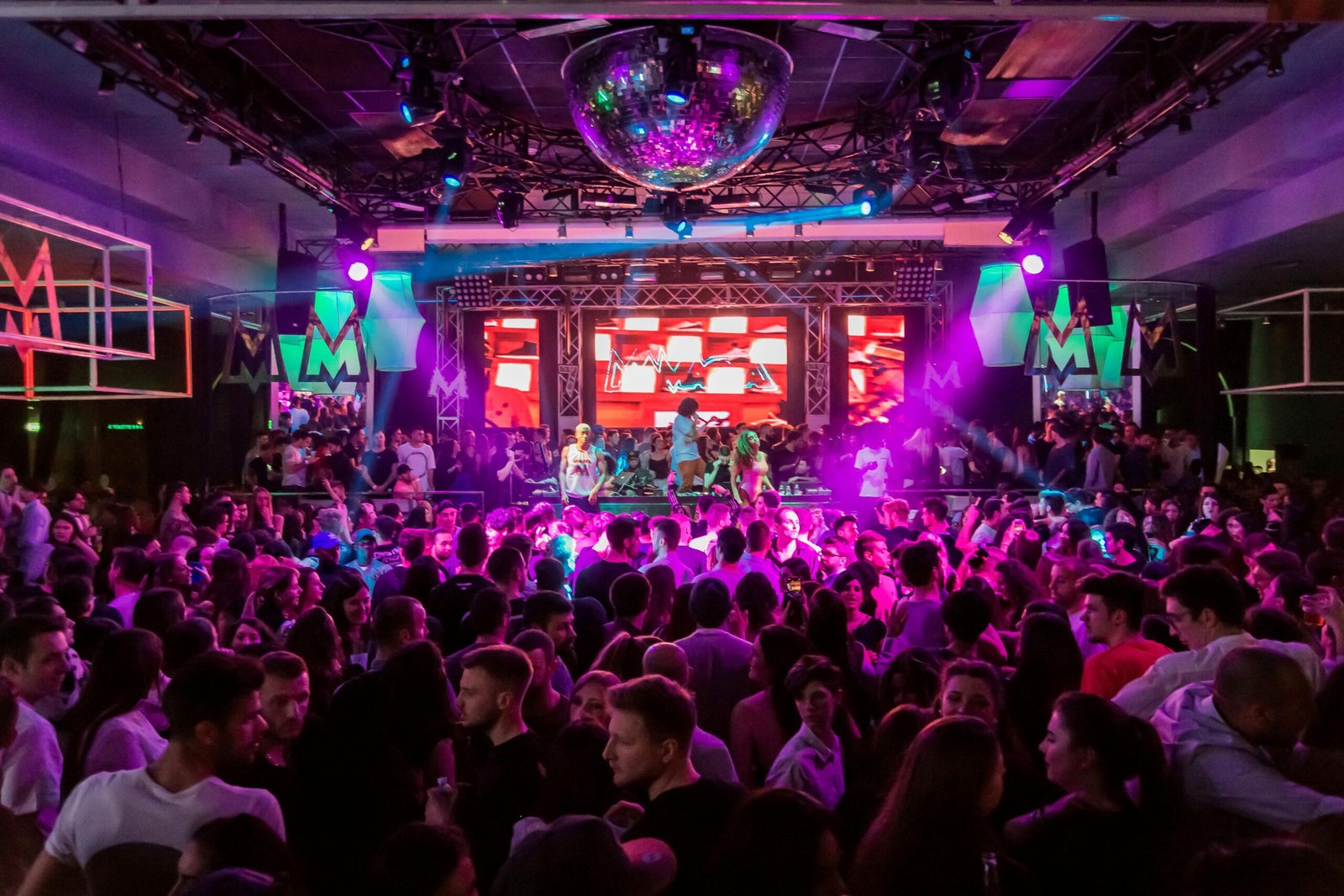 Las 7 Mejores Discotecas en Málaga para una Noche Inolvidable 3 pexels edotommo99 2034851 scaled