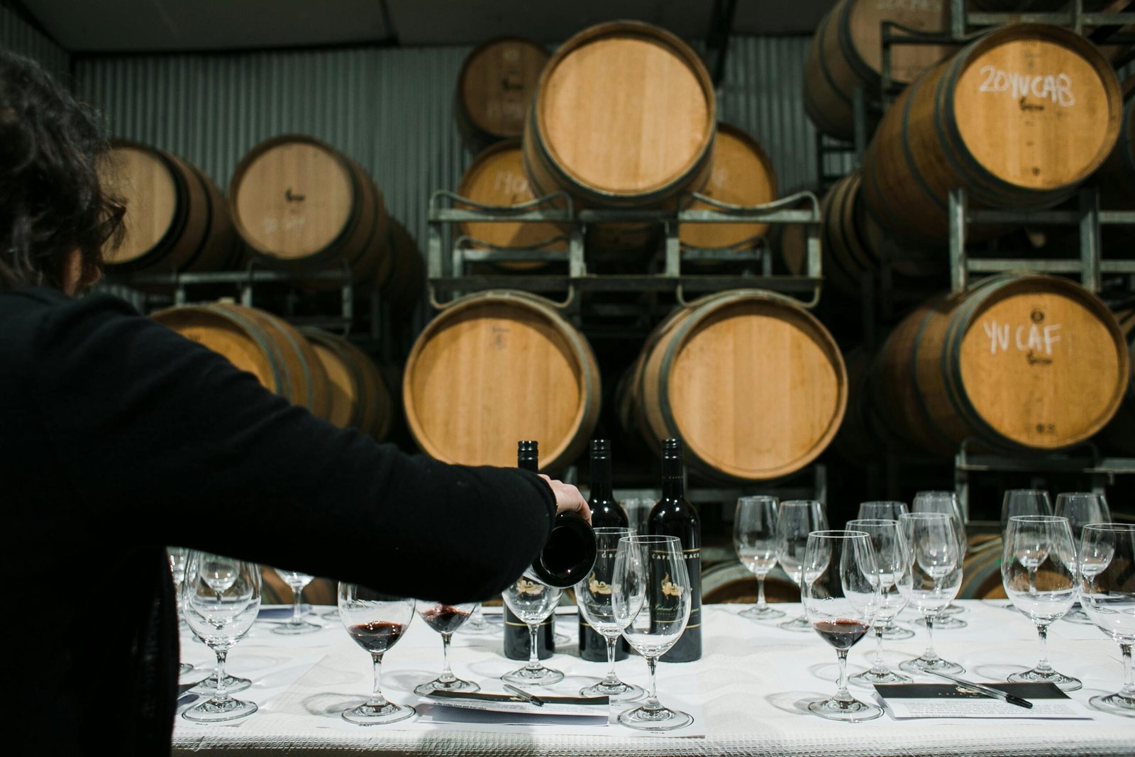Decoración de Bodegas con Arte: Cómo Transformar tu Espacio en 1 Lugar Único 3 pexels rachel claire 5490196 scaled