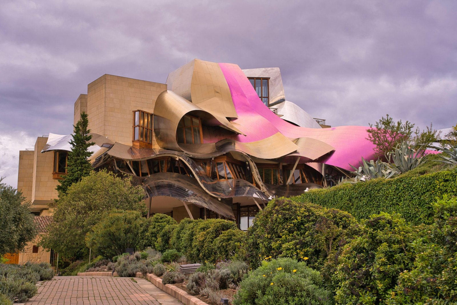 Marqués de Riscal: Historia, Vinos y Experiencia Enoturística en La Rioja 2 pexels rperucho 19772195 scaled