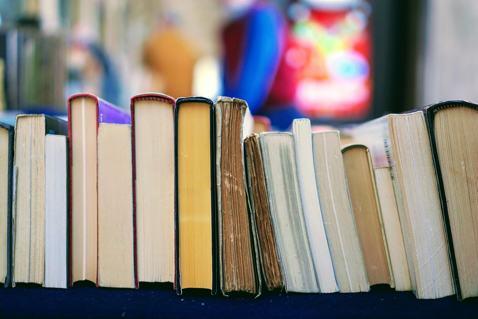 Las 10 Mejores Librerías en Barcelona: Un Recorrido Literario Imprescindible 3 tom hermans 9BoqXzEeQqM unsplash scaled