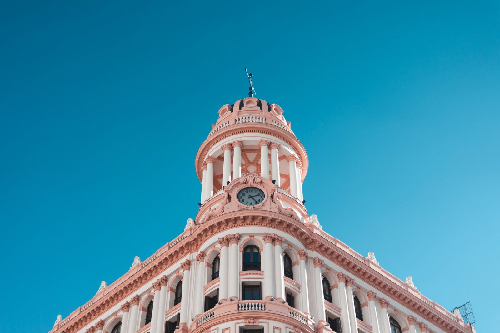 Cosas que hacer en Madrid: 1 guía definitiva para disfrutar de la capital 3 victor elvira avalos lIyu0aLbMVI unsplash scaled