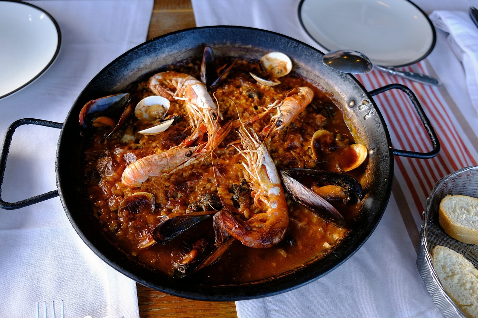 Qué lleva la paella valenciana: 1 historia, ingredientes y cómo prepararla paso a paso 3 young shih MEW5M1WhMQE unsplash scaled