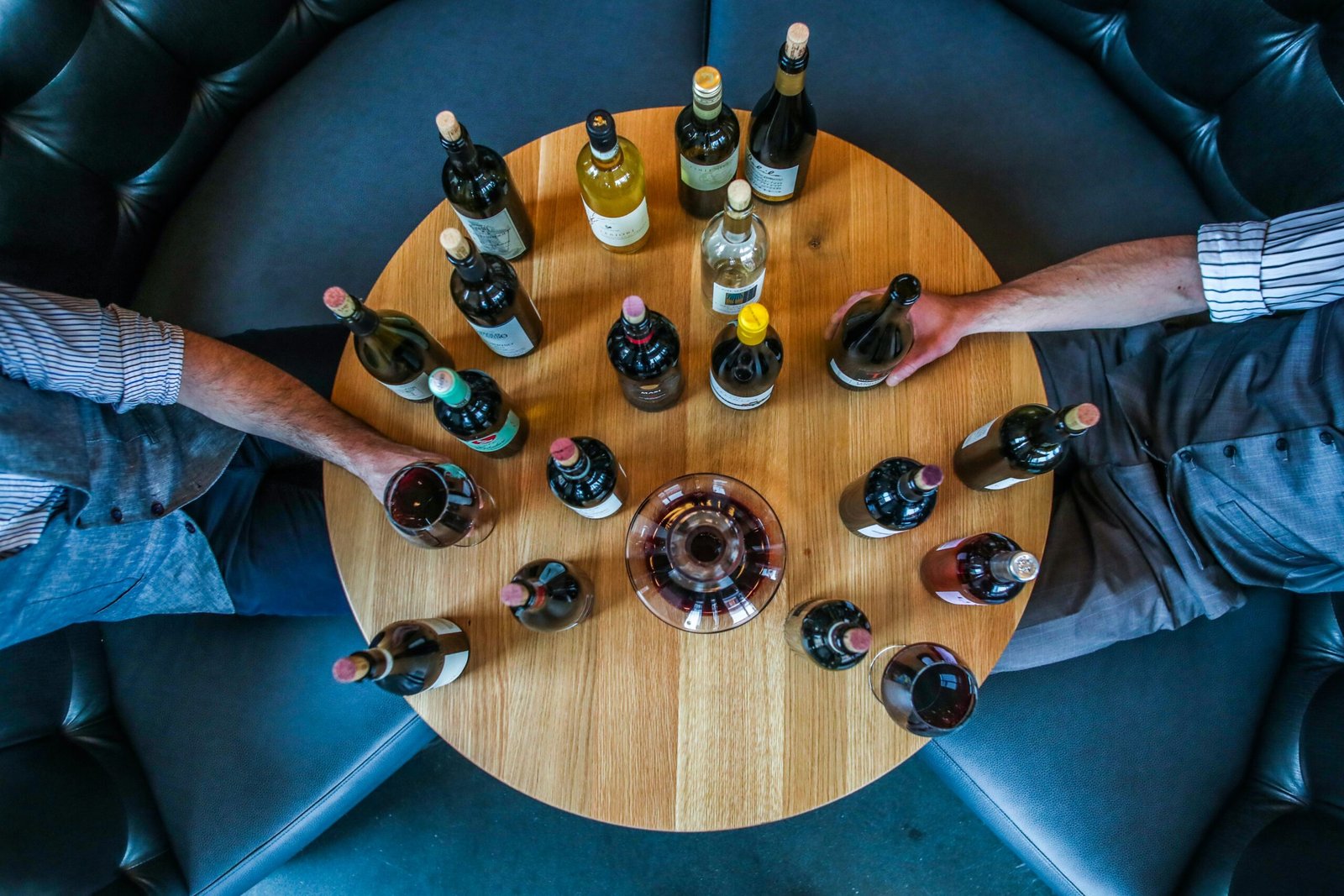 Arte y vino en Barcelona: 1 maridaje cultural y sensorial excepcional 3 zachariah hagy 9nGnd9o DJM unsplash scaled