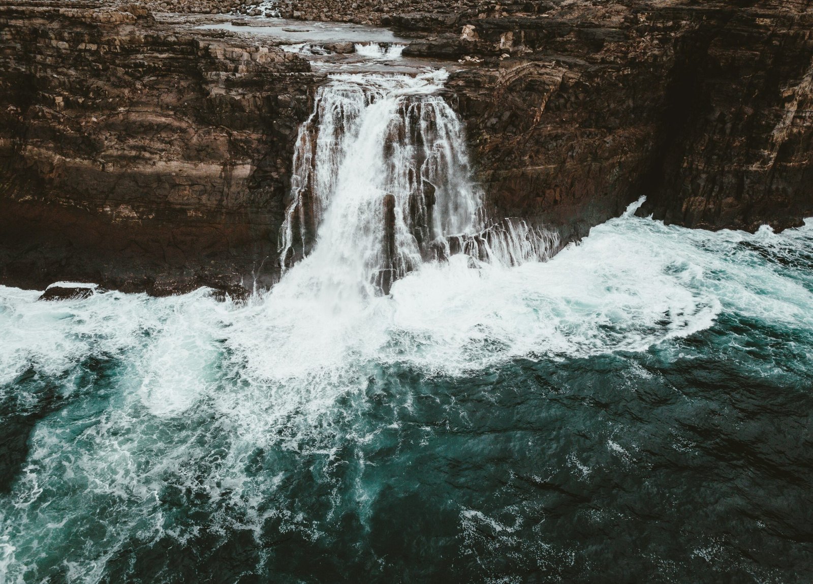 Cascadas en Málaga: Descubre los Secretos de 1 Naturaleza Escondida 2 annie spratt yObK3ZhKfRI unsplash scaled