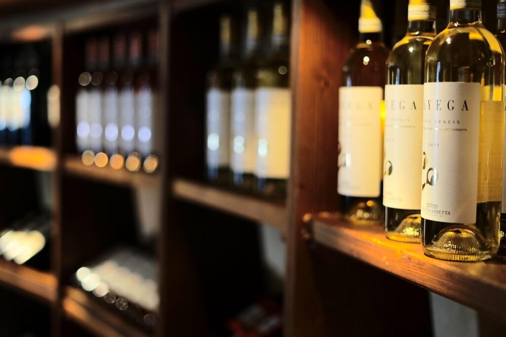 Vinos premium: 5 razones extraordinarias para elegir calidad sobre cantidad 1 raeuberleiter wine rack 3698774 1920